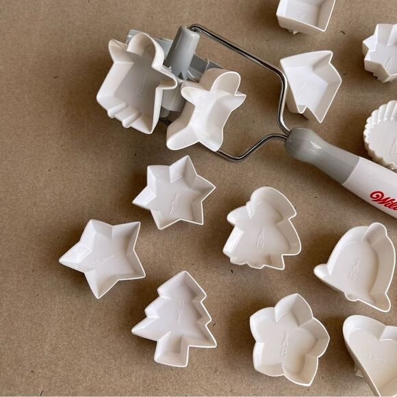 Vintage Wilton Roll-Along Cookie Cutter Multi Christmas Holiday Shapes - Picture 12 of 17